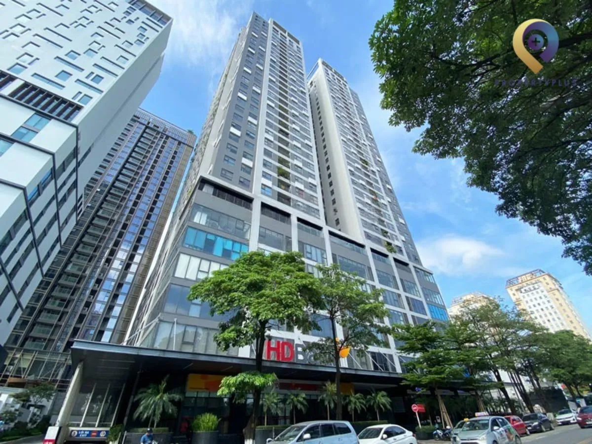 Tòa nhà Dreamland-Bonanza nhìn từ phía trước với mặt ngoài hiện đại.